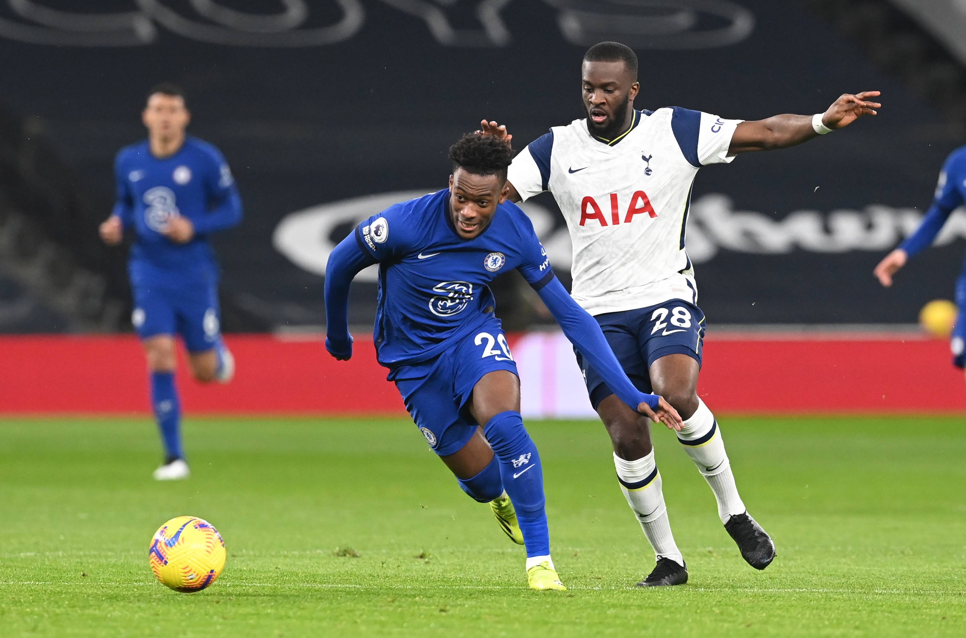 克雷桑在中超表现突出，国安亚冠奖金或成关键，球队需重视中场深度。（克雷桑闪耀中超，国安亚冠奖金或成胜负手，中场厚度亟待提升）