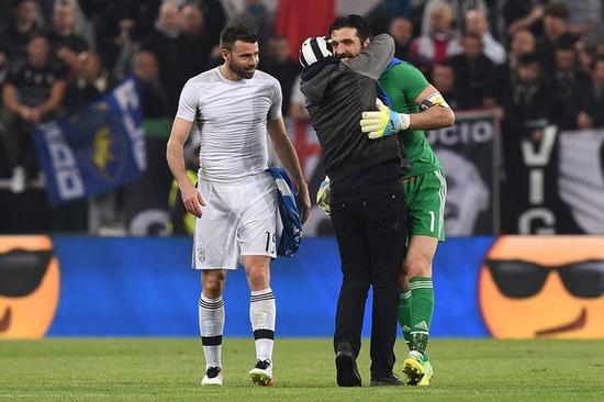 布莱顿球员三笘薰与日本战犯合影引发争议，俱乐部致歉未提菲律宾球迷，引发不满。（三笘薰被曝与遭指战犯者合影惹议，布莱顿致歉却未提菲律宾球迷引不满）