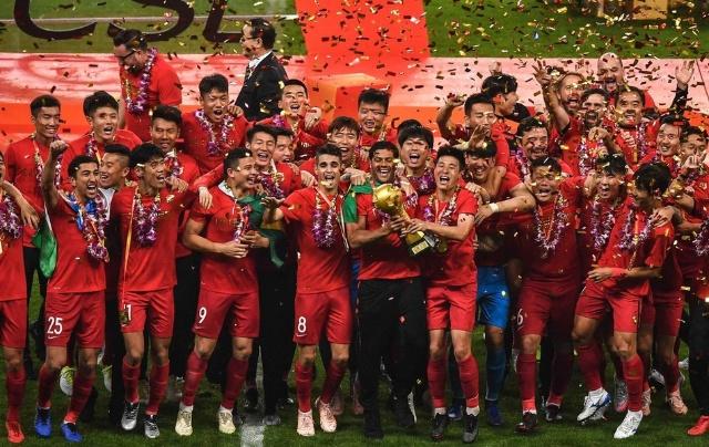 38岁传奇要退役？迈阿密夺冠夜藏悬念！老板亲承苏亚雷斯去留（38岁传奇将挂靴？迈阿密捧杯夜埋伏笔，老板亲口回应苏亚雷斯去留）