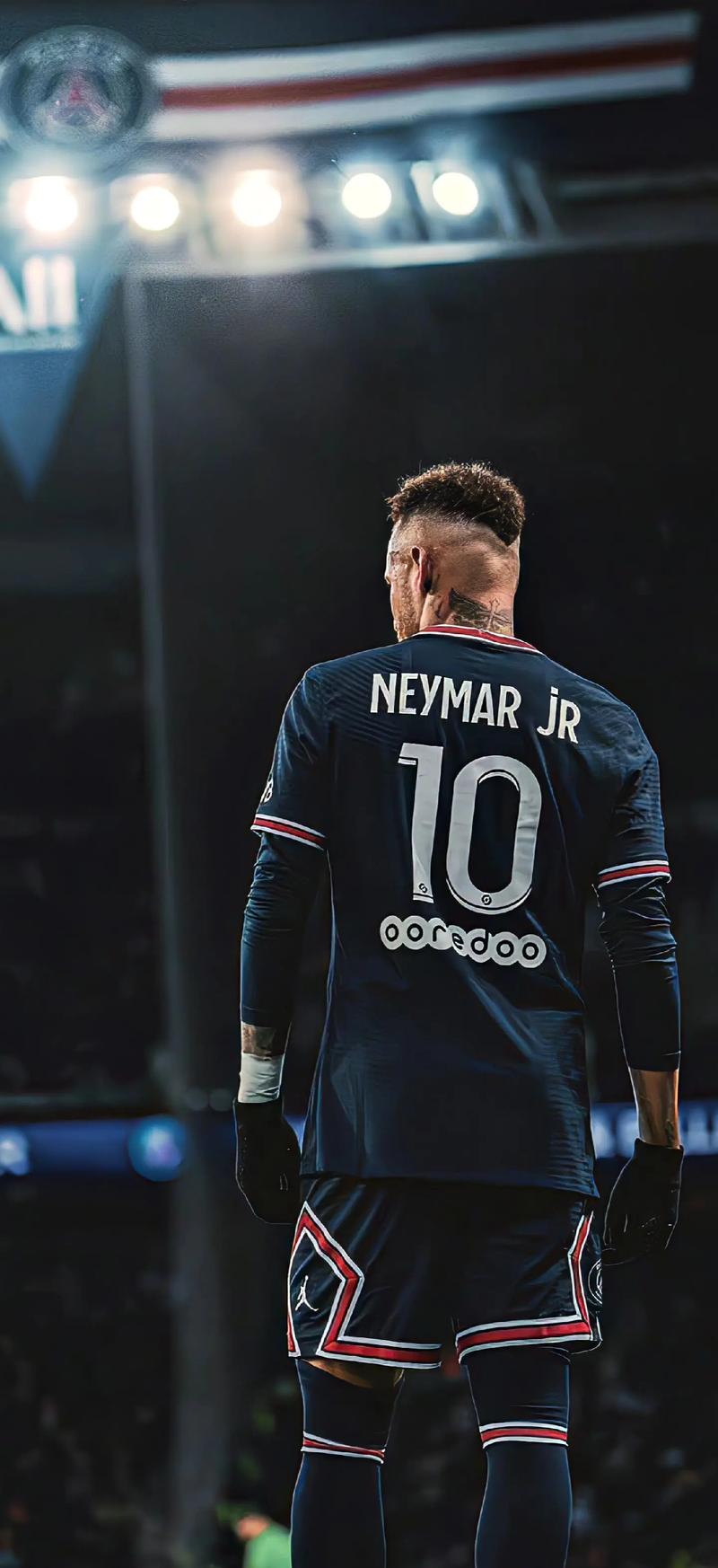 瓦拉内：膝盖受伤影响了我的职业生涯，我一直带着疼痛踢球（瓦拉内：长期膝伤影响我的职业生涯，我一直忍痛出战）