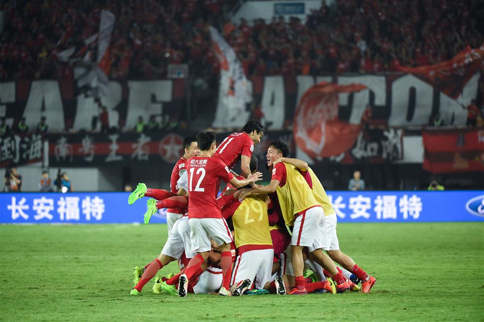 欧冠积分榜分析：各队晋级形势紧张,（欧冠形势速览：出线竞争白热化）