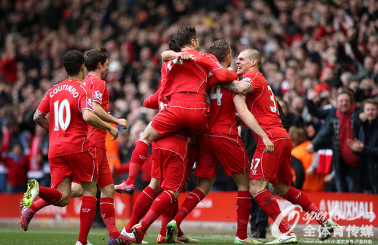 绿茵挥杆，心境随行——我的高尔夫初体验（碧草挥杆，心随球走——我的高尔夫初次邂逅）